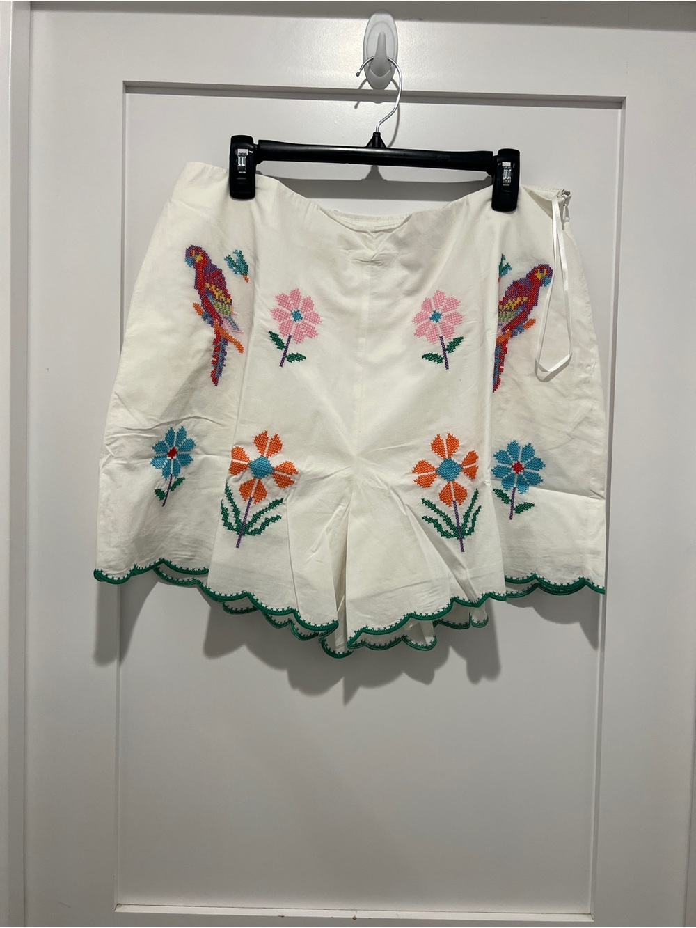 Embroidered White Women's Scalloped Hem Skort  Floral & Parrot Motifs J.Marie XL